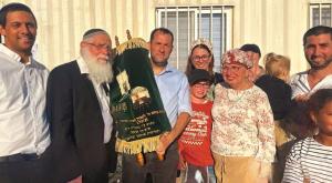 ראש מועצת שומרון הרב לבנון ובני משפחת פרלמן צילום: רועי חדי חדשות