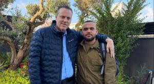 השר מיקי זוהר ובנו איילון בלשכת הגיוס צילום: ללא ברנז'ה