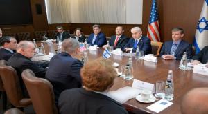 ראש הממשלה בנימין נתניהו עם מנכ"ל "מועצת השלום", ניקולאי מלאדנוב וצוותו צילום: מעיין טואף/ לע"מ. מבזקים