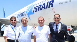 רמי לוי מבעלי ישראייר אורי סירקיס מנכ"ל החברה וצוות הטייסים שהביא את המטוס מארה"ב לנתב"ג צילום: סיוון פרג' חדשות
