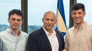 יונתן שליו, נפתלי בנט וחנניה בן שמעון צילום: קמפיין בנט 2026 חדשות