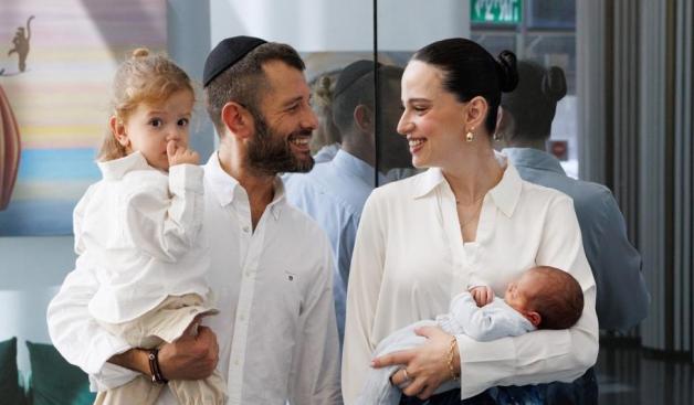 קורין גדעון עם בעלה והילדים צילום: מורן מעיין ברנז'ה
