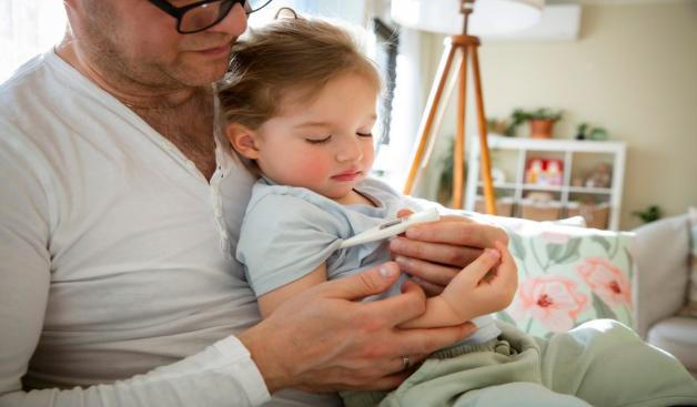 כשיש ילד חולה בבית צילום: Suzi,Shutterstock הורים וילדים
