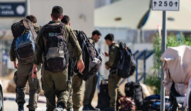 הלוחמים עוזבים את שדה תימן צילום: Tsafrir Abayov,copyright (c) Flash90 2024 חדשות