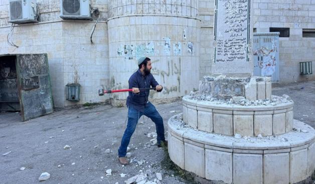 צבי סוכות מנפץ את האנדרטה צילום: דוברות חדשות