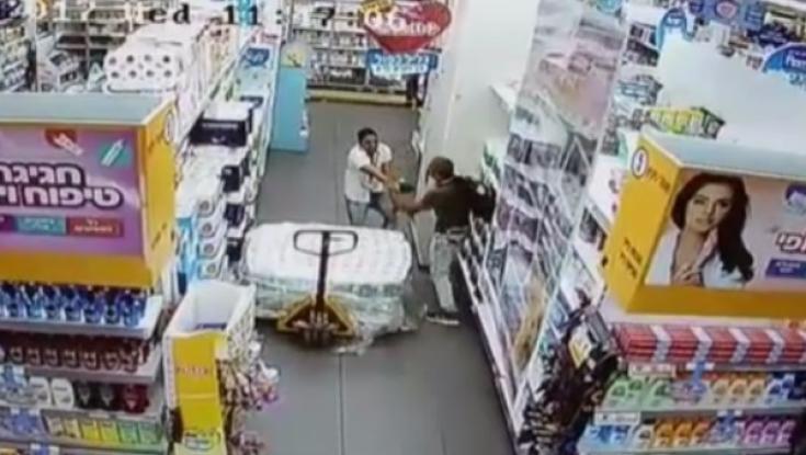 פצוע הפיגוע ביבנה: "אני זוכר את הכול, מהמאבק בינינו עד שהוא ברח ונפלתי לרצפה לקבל עזרה"