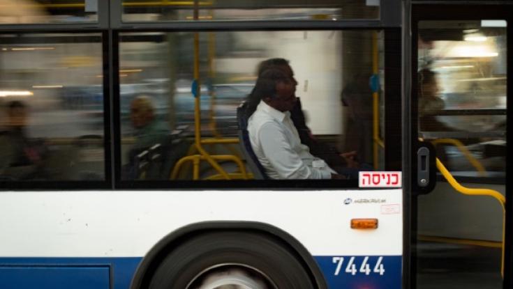גוש עציון: הנהג התמוטט - תלמידה הצילה את האוטובוס