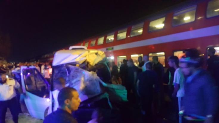 צפו: רכבת חולפת פגעה ברכב שפרץ מחסום בלוד