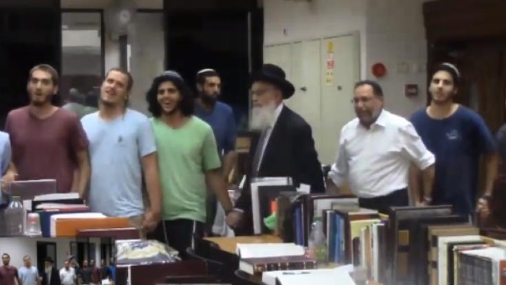 צפו: התלמידים הפתיעו את הרב יעקב אריאל בהגיעו לגבורות