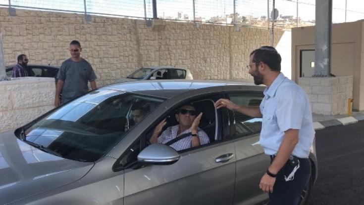 ישראל גנץ זומן לחקירה במשטרת מעלה אדומים