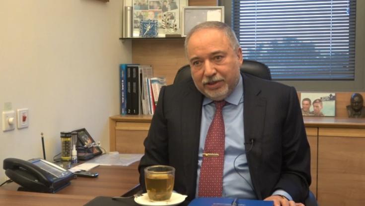 ליברמן נגד נתניהו: הוא רק רוצה עסקת טיעון