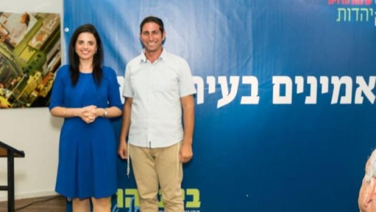 פרקליטתה של עהד תמימי בחוץ. חבר 'מאמינים' בפנים 