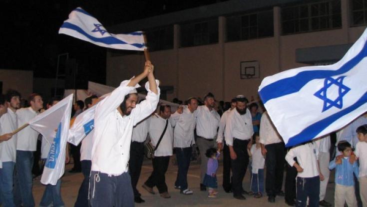 הלל ברוב עם ברחובה של עיר בעכו