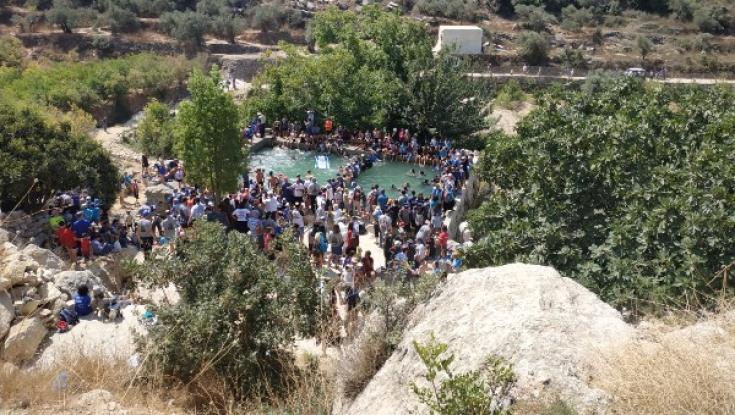 מאות מטיילים הגיעו למקום הרצח של רינה שנרב והניפו דגל ישראל 