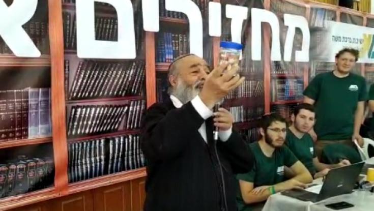 צפו: הרב סבתו מספר על התרומה המרגשת ביותר שהתקבלה לישיבה