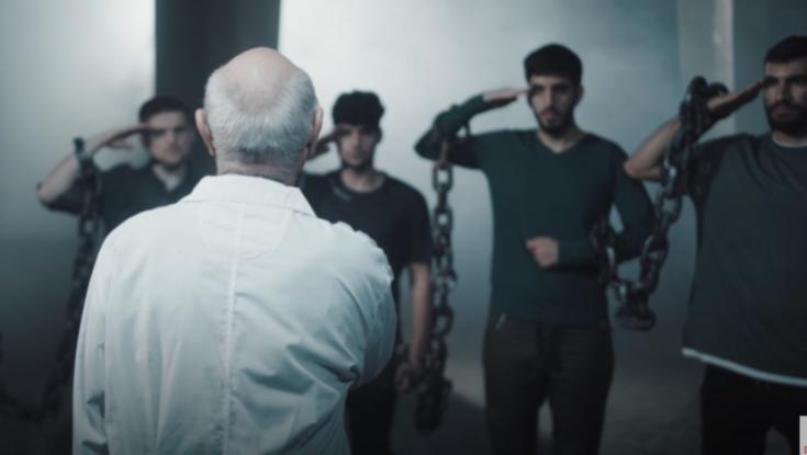 "השחור שבעיניים משתקף מתוך הלב. על הרצפה אין זכוכיות זה לב שבור לרסיסים"