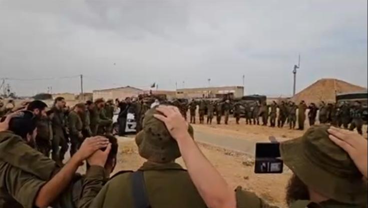 מצמרר: הרב שמואל אליהו והחיילים בתפילת מי שברך לחיילי צה"ל