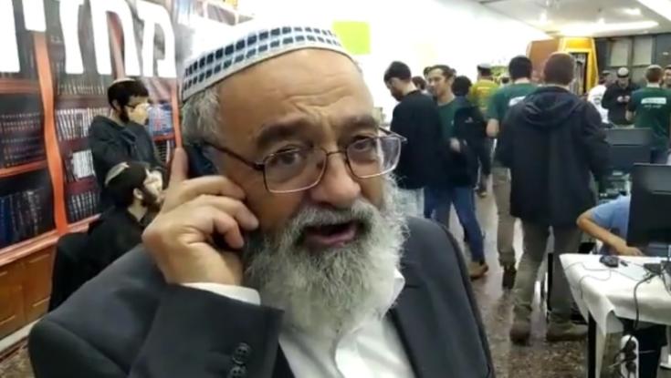 צפו: הרב סבתו מתקשר לגייס תרומות
