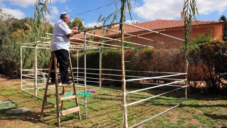 בניית סוכות לקשישים ובעלי מוגבלויות - "צוות הבונים"