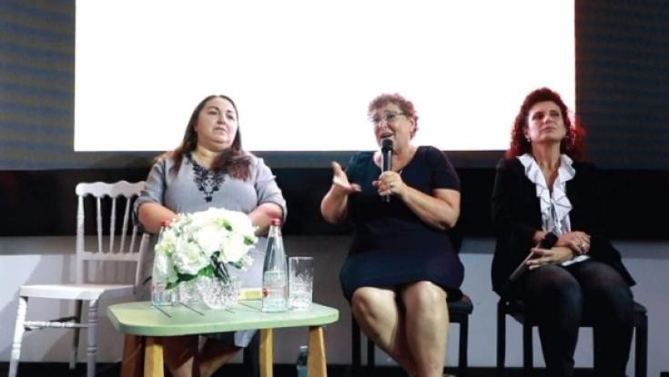 השחקנית אסנת וישינסקי שרה עם 300 אמהות שכולות