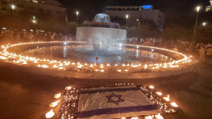 מחזה שלא נראה כמותו: כיכר דיזינגוף הוארה ב-1391 לפידים לזכרם של הנופלים