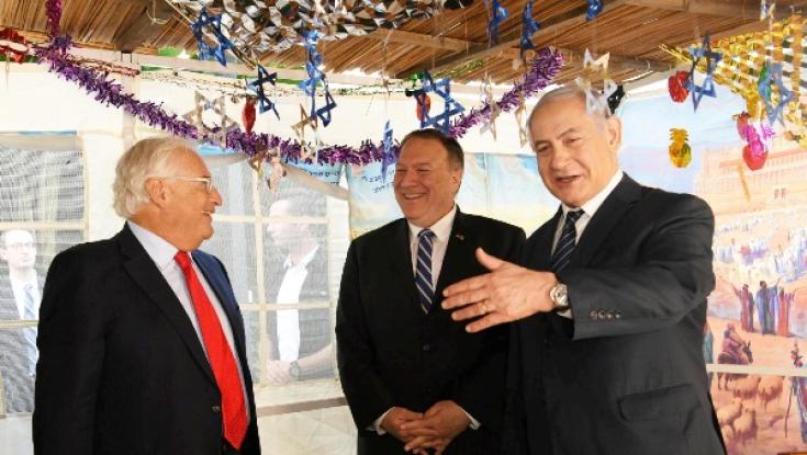 צפו: כשמזכיר המדינה פומפאו מגיע לסוכה של ראש הממשלה