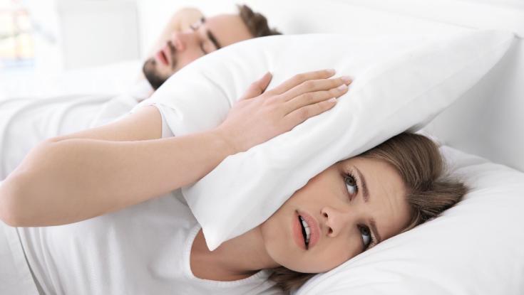 גם לכם יצא לקבל מרפק מתוך שינה מבן או בת הזוג כדי שתפסיקו לנחור?