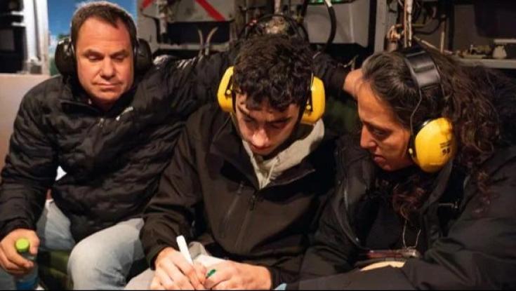 מרגש: תמונות ראשונות של אופיר אנגל עם הוריו לפנות בוקר במסוק