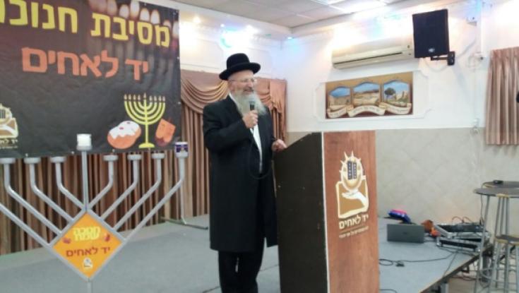 הרב אליהו במתקפה על בנט: "אתה מתקיף אותי ולא פותר שום בעיה"
