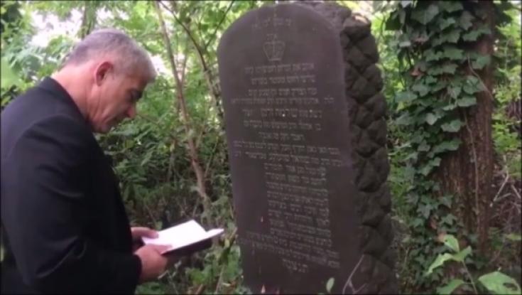צפו: יאיר לפיד אומר קדיש על סבא רבא שלו