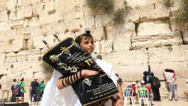 פרשת אמור: האם קטן שנעשה בר מצווה באמצע ספירת העומר ממשיך לספור?
