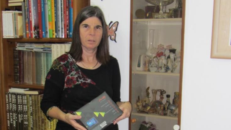 הזוכה בחידון תשעה באב מקבלת את הפרס