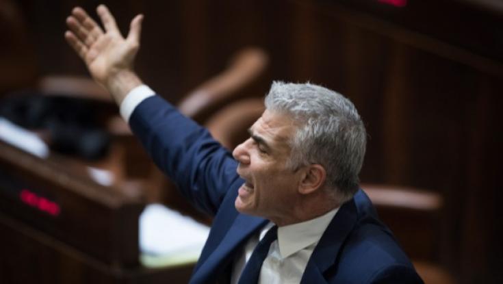 "לפיד פתח את הדלת כשסיגר יוקרתי בפיו"