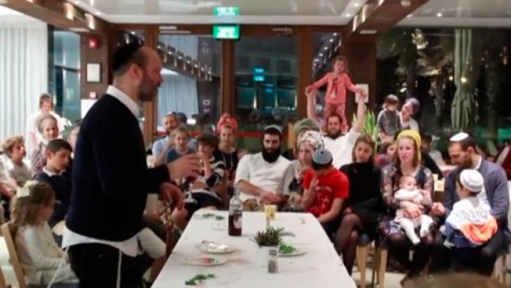 "והיא שעמדה" מרגש: יונתן רזאל שר עם יתומי פיגועים
