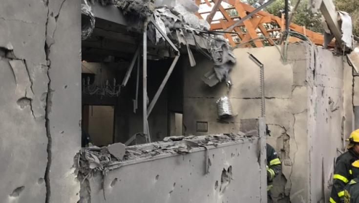 רקטה שוגרה מעזה ופגעה בבתים בשרון. 7 נפצעו