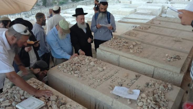 קורץ לציבור הסרוג: דייטש פקד את קברו של הרב קוק