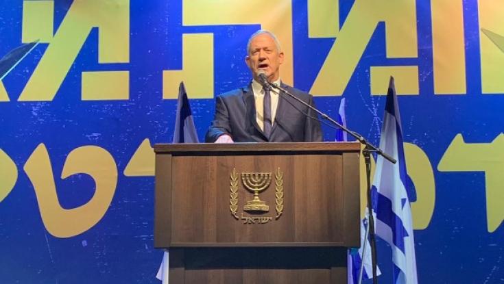 גנץ בהפגנת האופוזיציה נגד נתניהו: "לא ניתן לך להרוס את מוסדות הדמוקרטיה