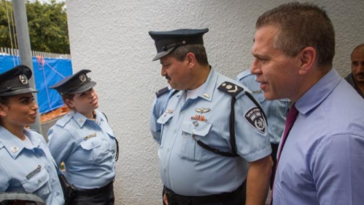 שנה לאחר רב המשטרה: דרישת ארדן להכנסת השוטרים ל"מי שברך"