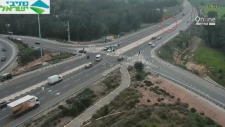 צפו: עצר בצד הדרך ושכח להרים את בלם היד