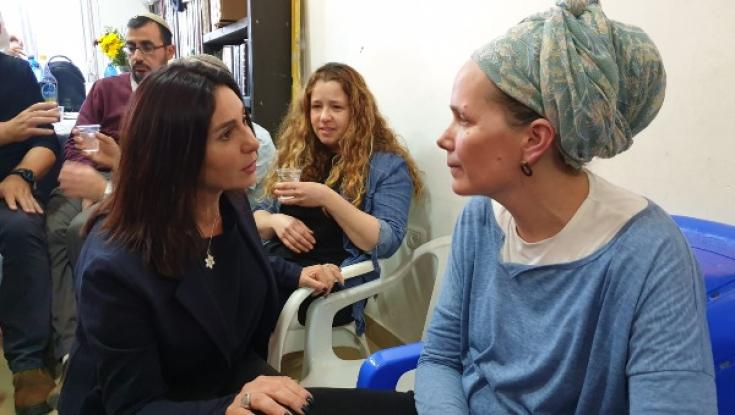 השרה רגב לתמר אטינגר: "נשים את ידינו על המחבל הנתעב"