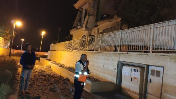 רקטה נפלה בבית בבאר שבע. צה"ל תוקף בעזה
