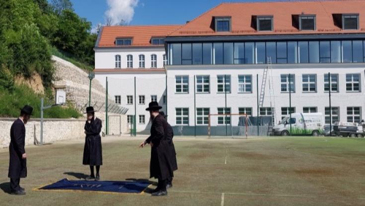 לתדהמת החסידים: מגרש ספורט נבנה על קברו של האדמו"ר