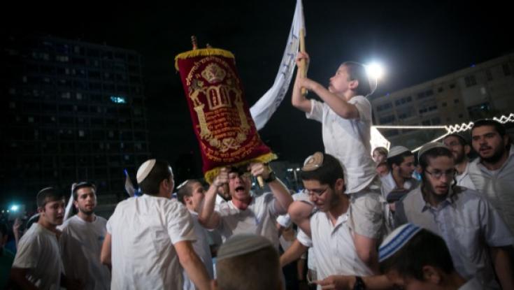 האם מותר למחוא כפיים בשמחת תורה?