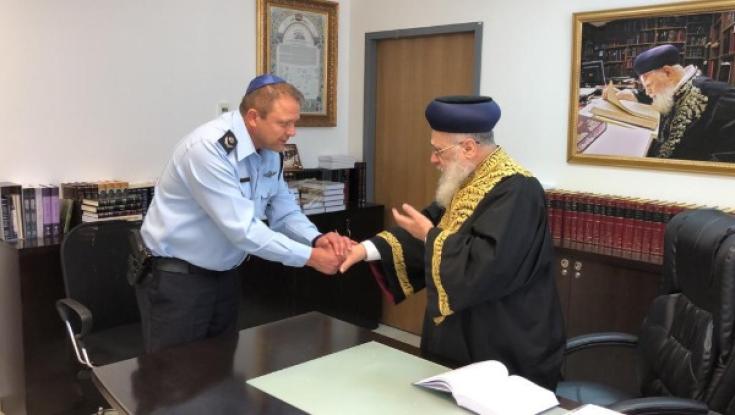 חידה לפסח: מה עשה מפכ"ל המשטרה בלשכת הרב הראשי?