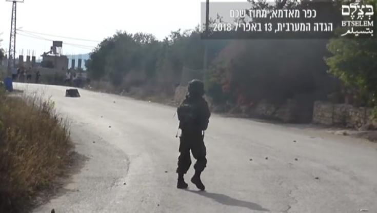 סרטון נוסף של בצלם: לוחם שמח על פגיעת כדור גומי בערבי שזרק עליו אבנים