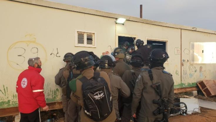 רימוני גז ואבנים: "אלימות קשה" בפינוי עמונה 2