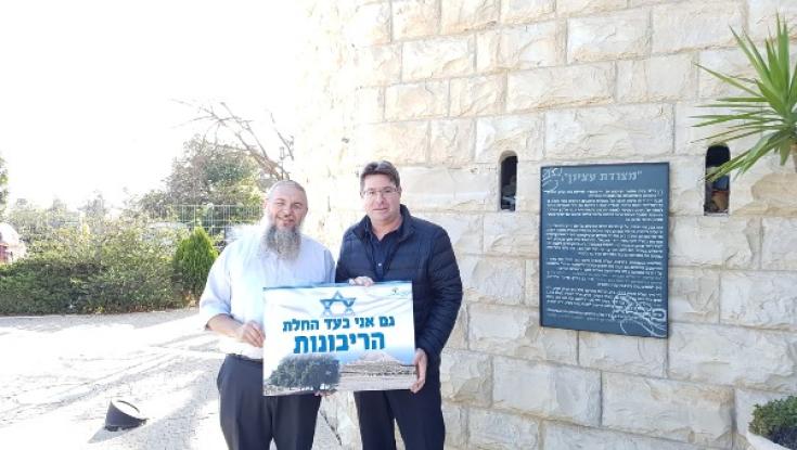 השר אקוניס בגוש עציון: "בעד החלת הריבונות".