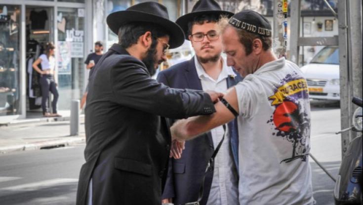 סערה נוספת: "ברכבת אסרו להניח תפילין לאנשים"