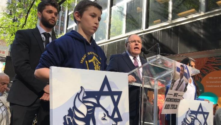 צפו: עצרת זיכרון לארי פולד בלב מנהטן