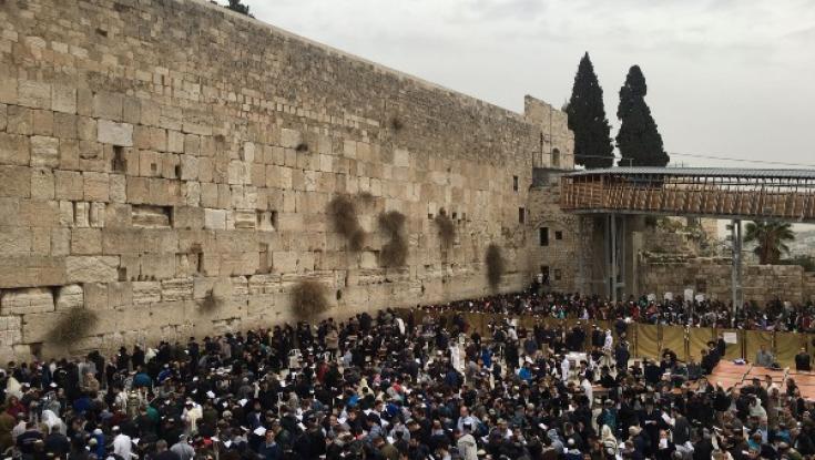 צפו ברגע הנדיר: אבן נפלה מהכותל המערבי